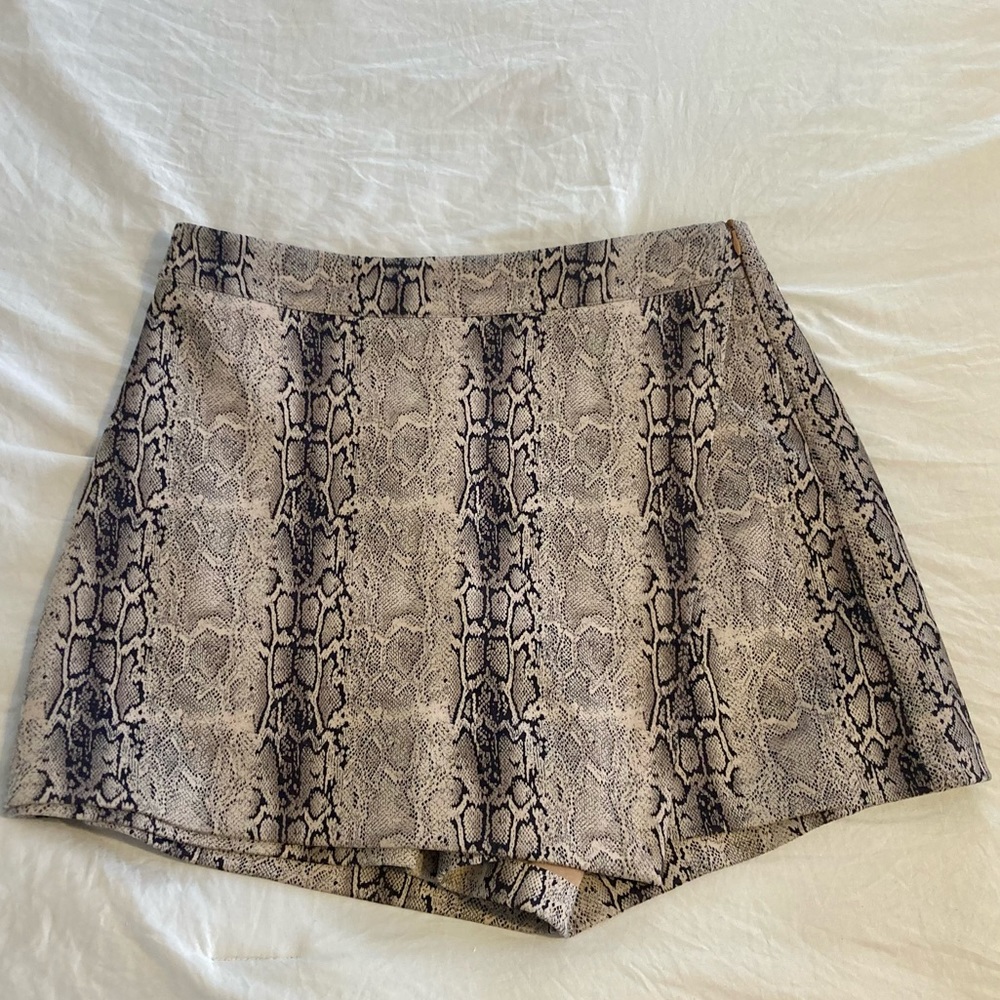 ☀️Entro Snakeskin Skort, Large☀️